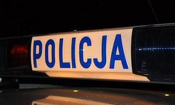 napis policja na sygnalizatorze świetlnym na dachu radiowozu policyjnego